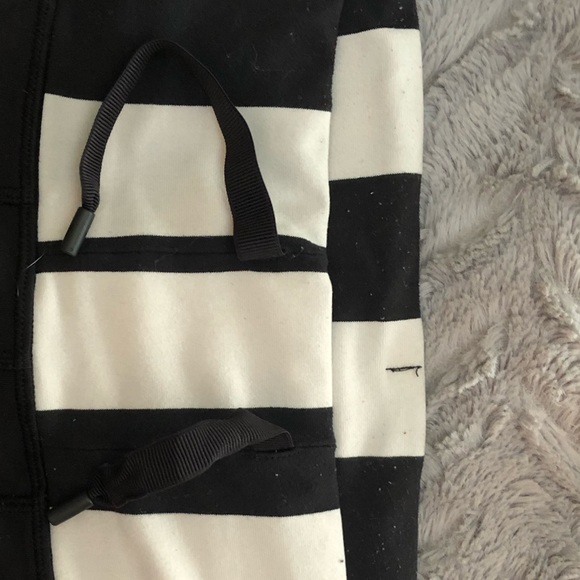 Lulu lemon leggings size 4 - Picture 4 of 5